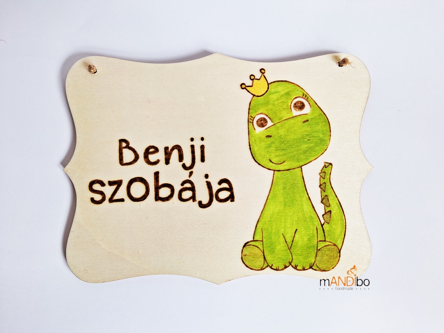 Dinós gyerekszoba ajtajára készült pirogravírozott kép