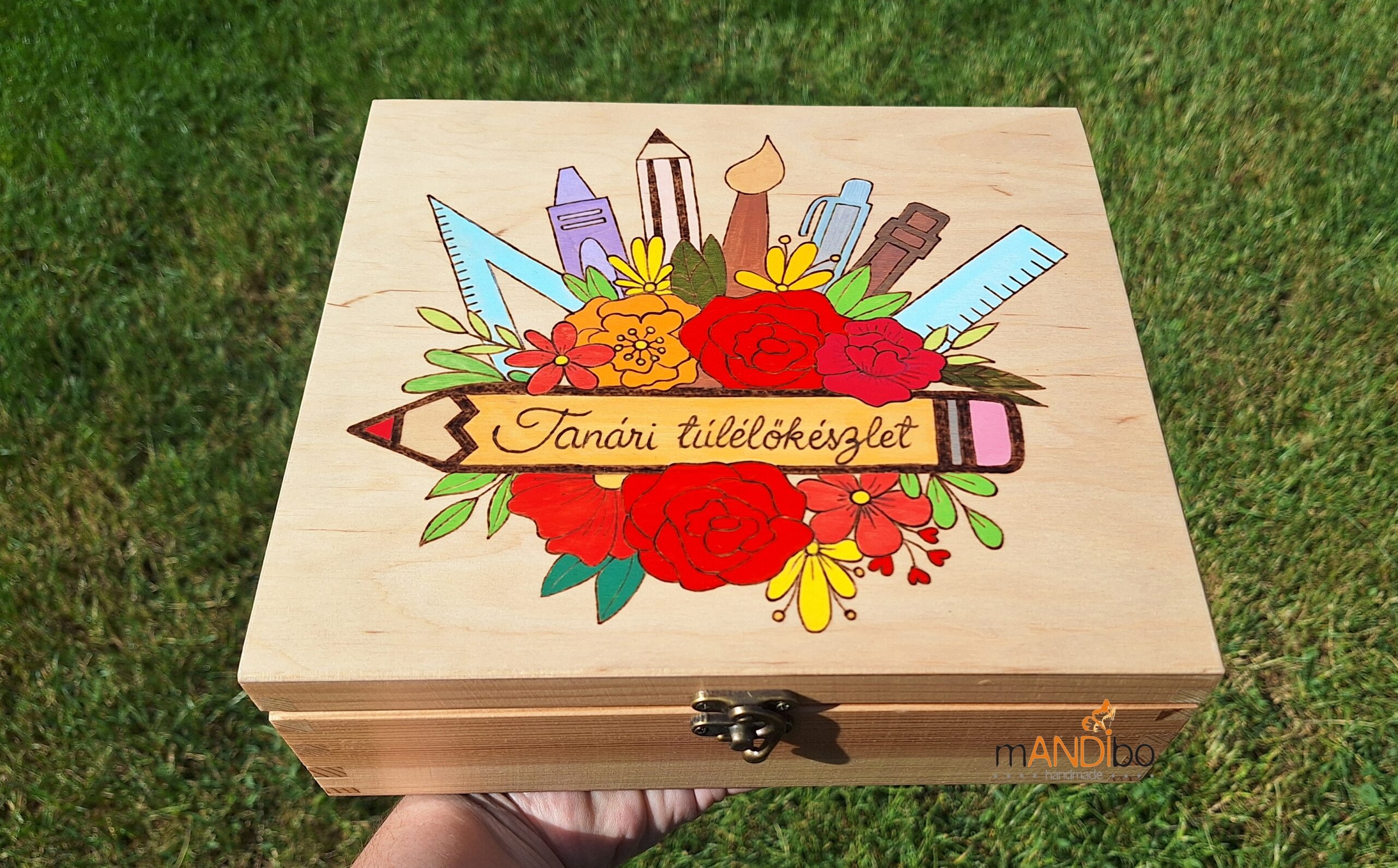 Virágos tanári túlélőkészlet – Egyedi, vicces kézműves ajándék pedagógusoknak évzáróra és ballagásra | mANDIbo handmade